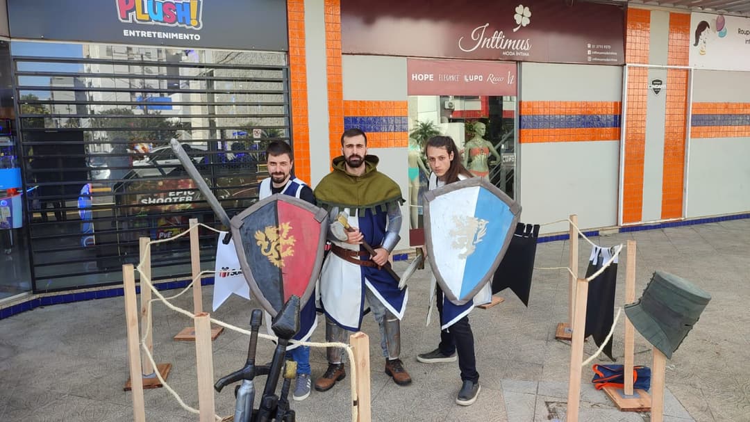Organizadores do Swordplay posando com os equipamentos